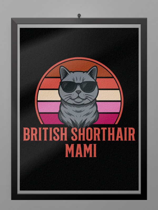 Si compartes tu hogar con un British Shorthair, conoces de sobra esa mirada tranquila, su pelaje denso y esa personalidad independiente pero increíblemente cariñosa. La Camiseta Gato British Shorthair Mami es el tributo definitivo para ti, diseñada para las dueñas que quieren presumir de su compañero felino con un look moderno, urbano y muy original. Estilo vintage que roba todas las miradas El diseño destaca al presentar a un majestuoso British Shorthair luciendo unas modernas gafas de sol, enmarcado por el clásico atardecer circular ochentero en cálidos tonos rojizos y rosados. Esta cuidada estética retro convierte a tu camiseta en una prenda extremadamente versátil, ideal para combinar con vaqueros en tus salidas informales, en reuniones con amigas, o simplemente para disfrutar de un buen café en casa con tu gato ronroneando a tu lado. Calidad insuperable para tu día a día En Camisetas24.es sabemos que valoras tanto el diseño como la comodidad. Por eso, confeccionamos esta prenda utilizando tecnología de impresión DTG premium, un avanzado proceso que integra las tintas directamente en el suave tejido de algodón. Esto nos garantiza unos colores vibrantes que no se cuartean, un acabado duradero y de alta calidad capaz de soportar el uso continuo y los lavados frecuentes, y unos detalles nítidos y profesionales que mantendrán la elegancia de tu felino intacta temporada tras temporada. Es el autorregalo imprescindible o la sorpresa perfecta para esa amiga 
