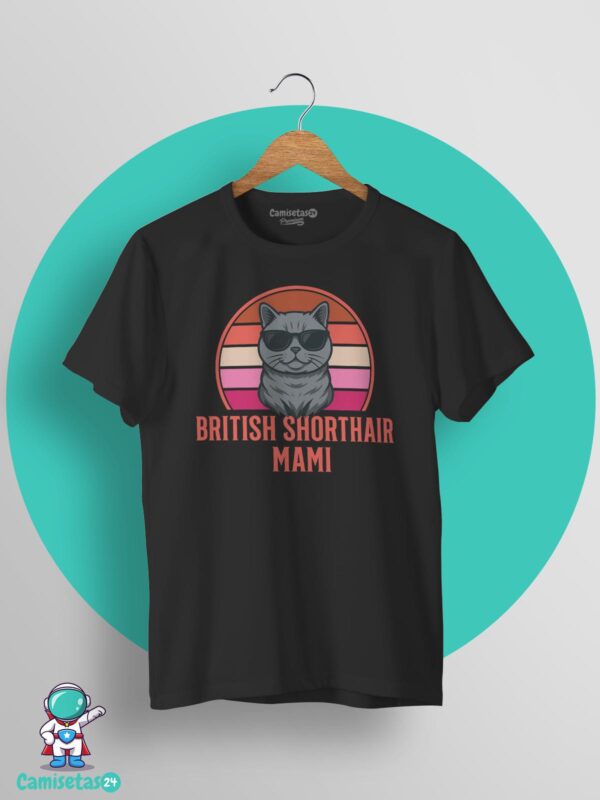 Si compartes tu hogar con un British Shorthair, conoces de sobra esa mirada tranquila, su pelaje denso y esa personalidad independiente pero increíblemente cariñosa. La Camiseta Gato British Shorthair Mami es el tributo definitivo para ti, diseñada para las dueñas que quieren presumir de su compañero felino con un look moderno, urbano y muy original. Estilo vintage que roba todas las miradas El diseño destaca al presentar a un majestuoso British Shorthair luciendo unas modernas gafas de sol, enmarcado por el clásico atardecer circular ochentero en cálidos tonos rojizos y rosados. Esta cuidada estética retro convierte a tu camiseta en una prenda extremadamente versátil, ideal para combinar con vaqueros en tus salidas informales, en reuniones con amigas, o simplemente para disfrutar de un buen café en casa con tu gato ronroneando a tu lado. Calidad insuperable para tu día a día En Camisetas24.es sabemos que valoras tanto el diseño como la comodidad. Por eso, confeccionamos esta prenda utilizando tecnología de impresión DTG premium, un avanzado proceso que integra las tintas directamente en el suave tejido de algodón. Esto nos garantiza unos colores vibrantes que no se cuartean, un acabado duradero y de alta calidad capaz de soportar el uso continuo y los lavados frecuentes, y unos detalles nítidos y profesionales que mantendrán la elegancia de tu felino intacta temporada tras temporada. Es el autorregalo imprescindible o la sorpresa perfecta para esa amiga "cat mom" que adora a su peludo por encima de todo. negra