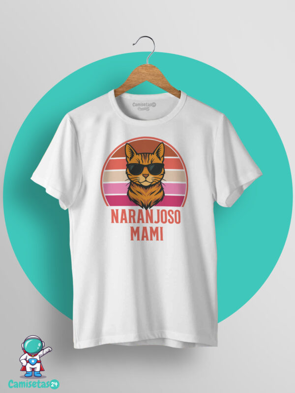 Camiseta blanca Gato Naranjoso Mami retro vintage con gato naranja de gafas de sol y diseño original para amantes de los gatos, impresión DTG.