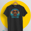 Camiseta Teckel Papi retro vintage con ilustración de perro teckel y gafas de sol en impresión DTG de calidad premium